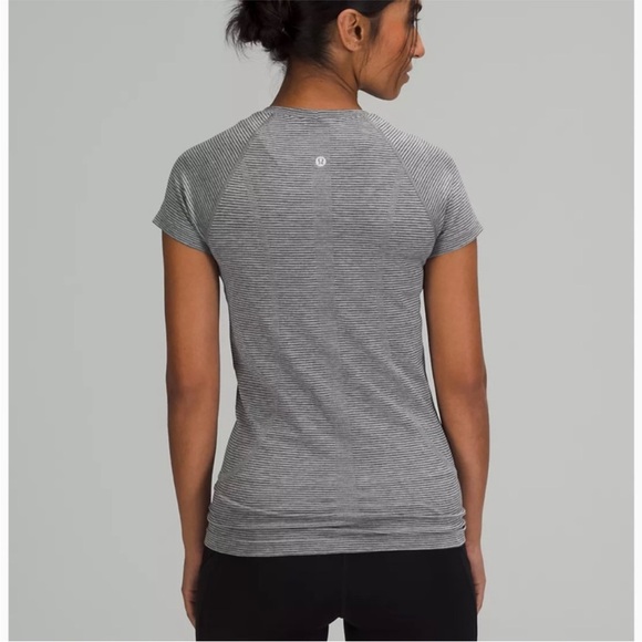 Lululemon Swiftly Tech 2.0 Black and White Stripes Short Sleeve Tee Size 6 - Picture 2 of 8